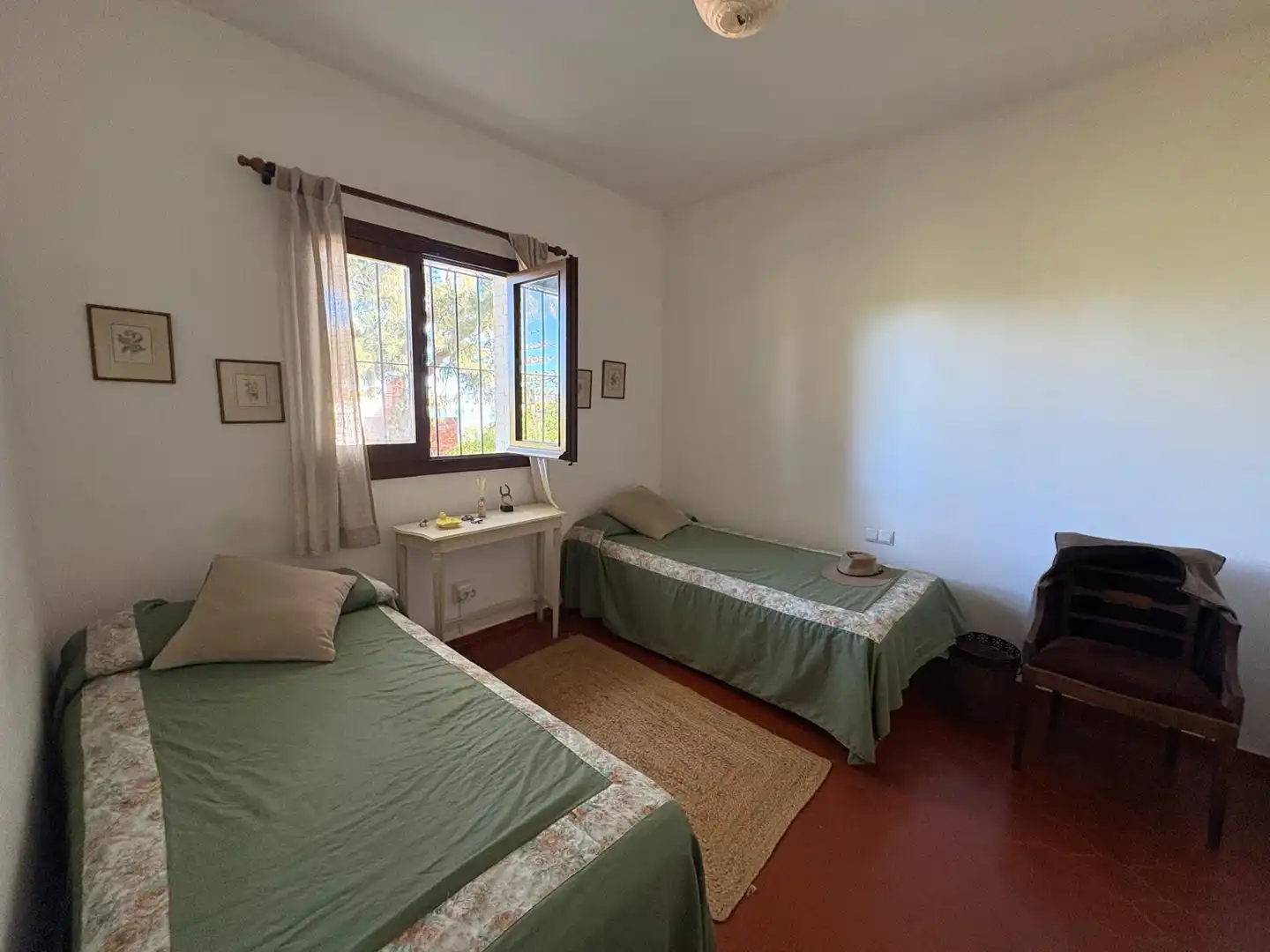 Dormitori de Casa o xalet en venda en Algeciras amb Aire condicionat, Jardí privat i Parquet