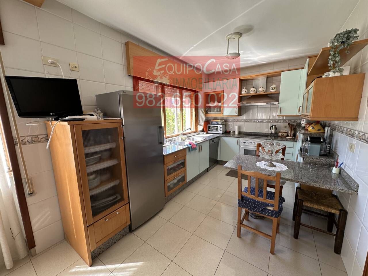 Cuina de Casa o xalet en venda en Lugo Capital amb Calefacció, Jardí privat i Parquet