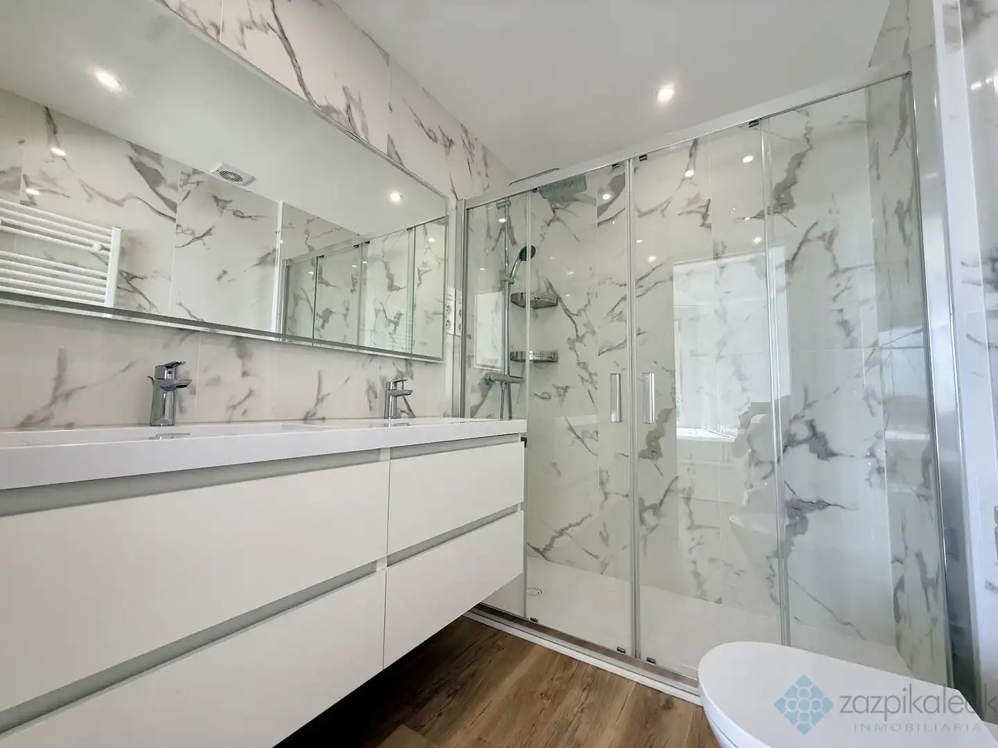 Bathroom of Flat for rent in Bilbao   with Heating and Furnished