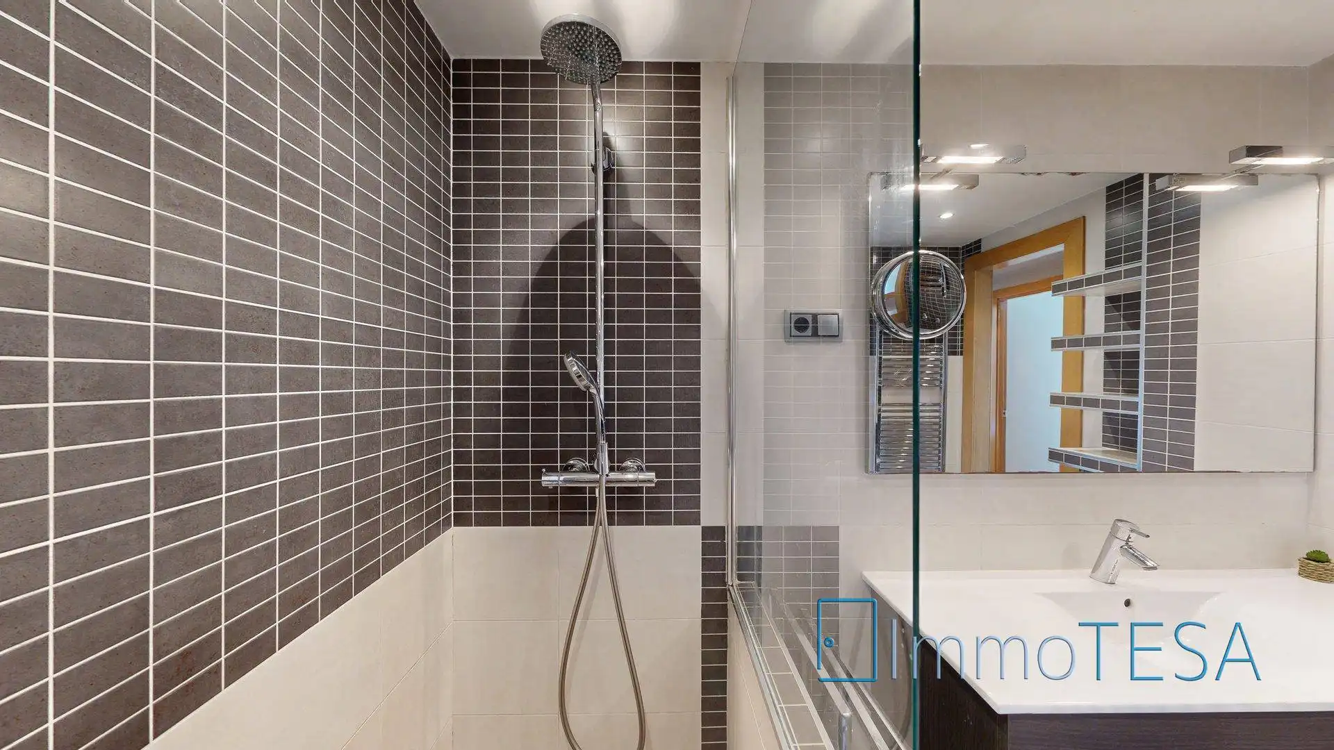 Bathroom of Flat for sale in Barberà del Vallès  with Air Conditioner, Heating and Parquet flooring