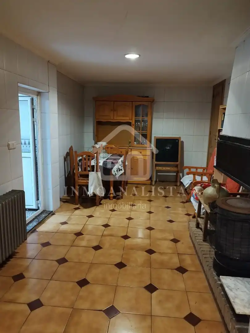 Houses for sale in Requena  with Air Conditioner, Terrace and Storage room