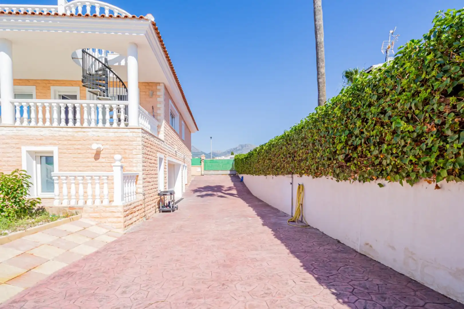 Vista exterior de Casa o chalet en venta en L'Alfàs del Pi con Aire acondicionado, Calefacción y Jardín privado