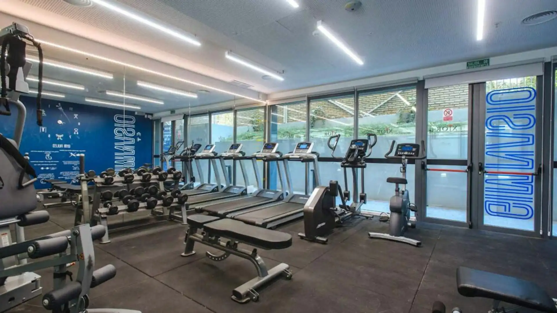 Swimming pool of Flat for share in Sevilla  with Air Conditioner and Heating