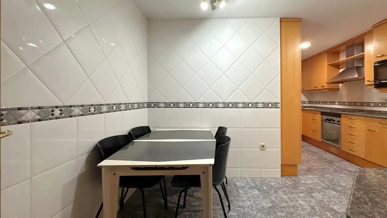 Küche von Wohnung zum Verkauf in Barcelona mit Klimaanlage und Gemeinschaftspool