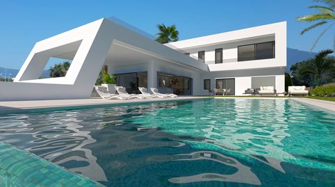 Esta espectacular villa de nueva construcción y diseño sofisticado, se encuentra a pasos de la playa