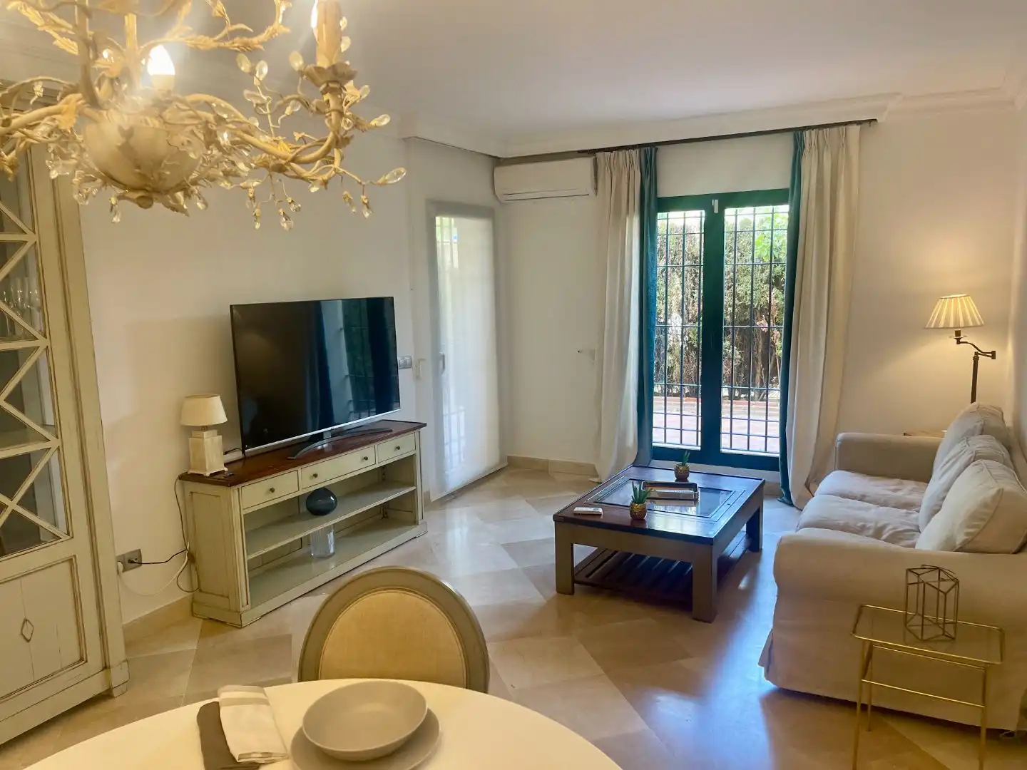 Sala d'estar de Pis de lloguer en Marbella amb Aire condicionat