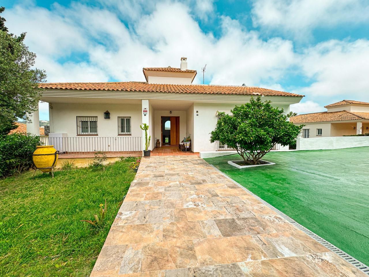 Vista exterior de Casa o xalet en venda en Sotogrande amb Aire condicionat, Calefacció i Jardí privat