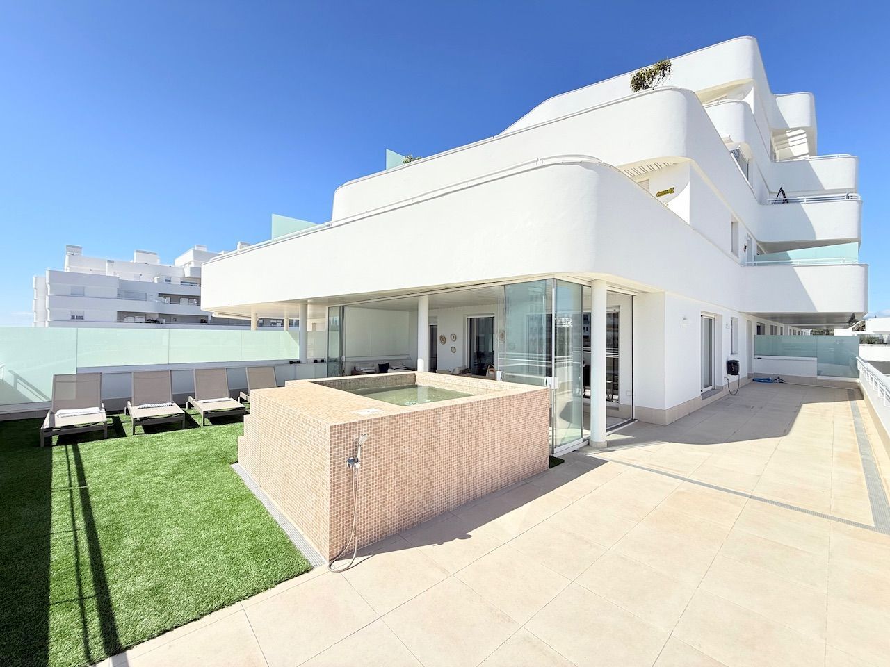 Außenansicht von Wohnung zum Verkauf in Vélez-Málaga mit Klimaanlage, Heizung und Privatgarten