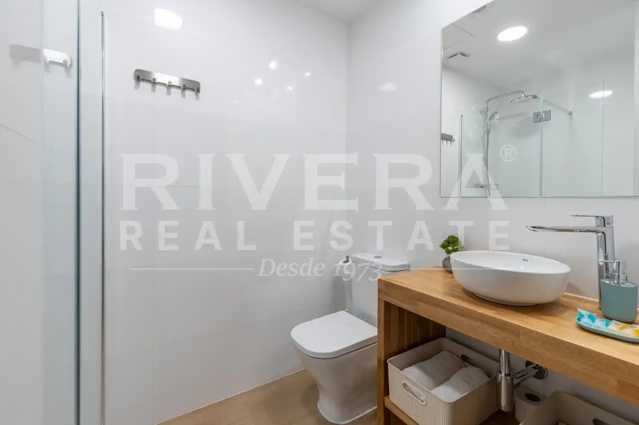 Baño de Apartamento en venta en Sanxenxo con Aire acondicionado, Calefacción y Terraza