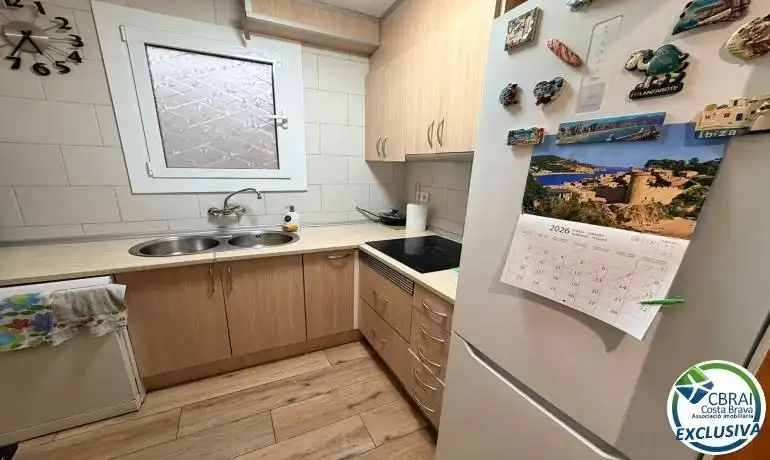 Cuina de Apartament en venda en Roses amb Aire condicionat, Calefacció i Jardí privat