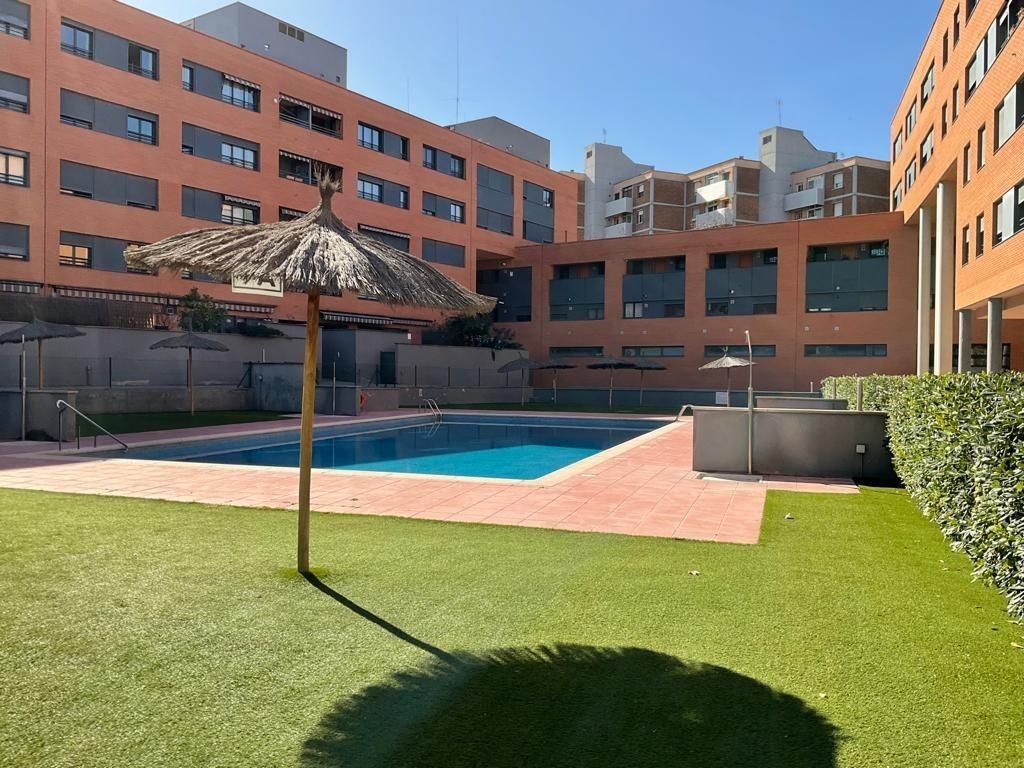 Piscina de Pis de lloguer en Viladecans amb Jardí privat, Balcó i Piscina comunitària