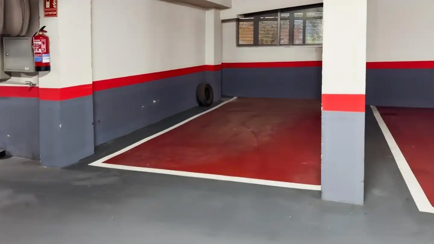 Aparcament de Pis en venda en Madrid amb Calefacció, Traster i Piscina