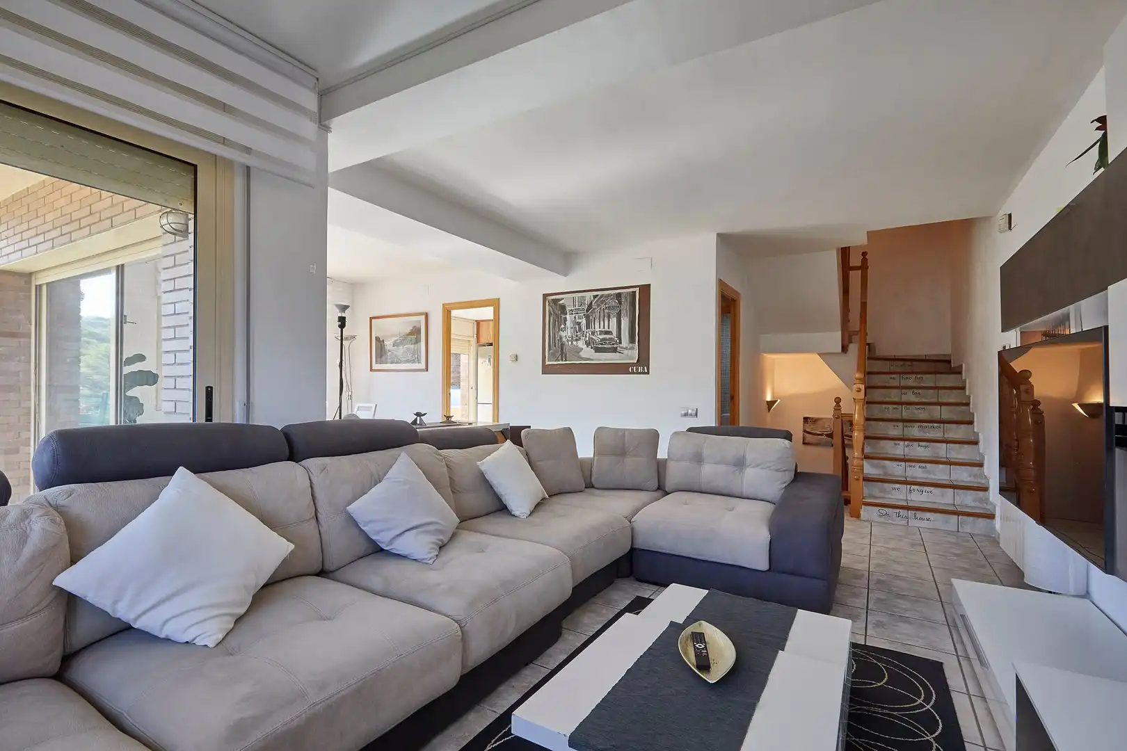 Sala d'estar de Casa adosada en venda en Torrelles de Llobregat amb Calefacció, Jardí privat i Terrassa