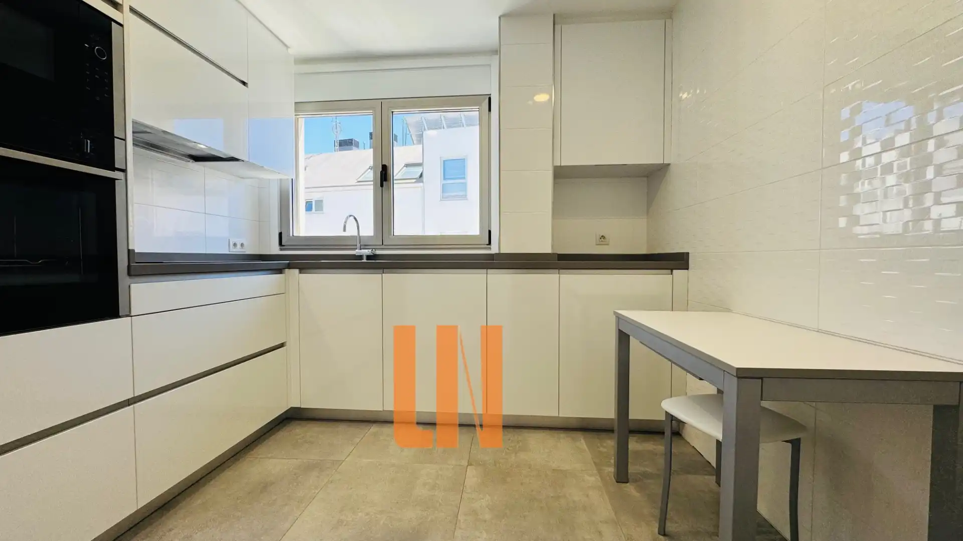 Küche von Wohnung zur Miete in A Coruña Capital  mit Heizung, Parkett und Terrasse