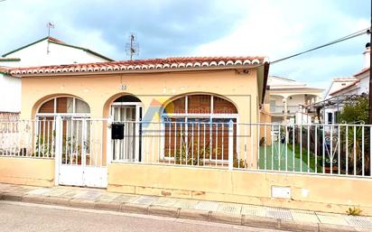 Vista exterior de Casa o xalet en venda en Oliva amb Jardí privat i Terrassa