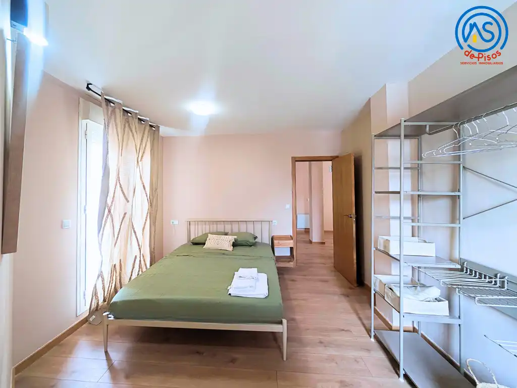 Dormitori de Apartament de lloguer en Zaragoza amb Calefacció, Parquet i Moblat
