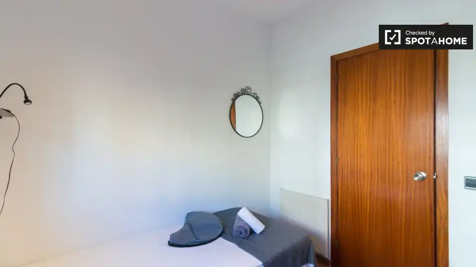 Bedroom of Flat for share in Barcelona  with Air Conditioner, Heating and Furnished