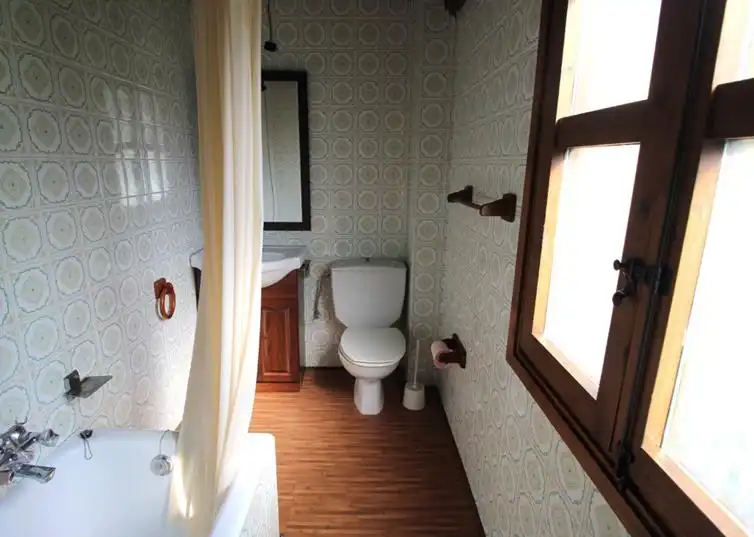 Badezimmer von Einfamilien-Reihenhaus zum Verkauf in Ponga mit Klimaanlage, Heizung und Möbliert