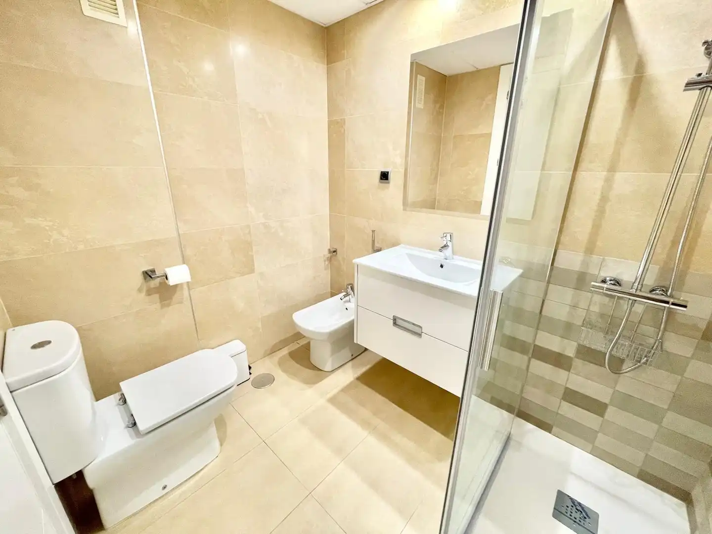 Bany de Apartament de lloguer en Los Alcázares amb Aire condicionat, Piscina i Moblat