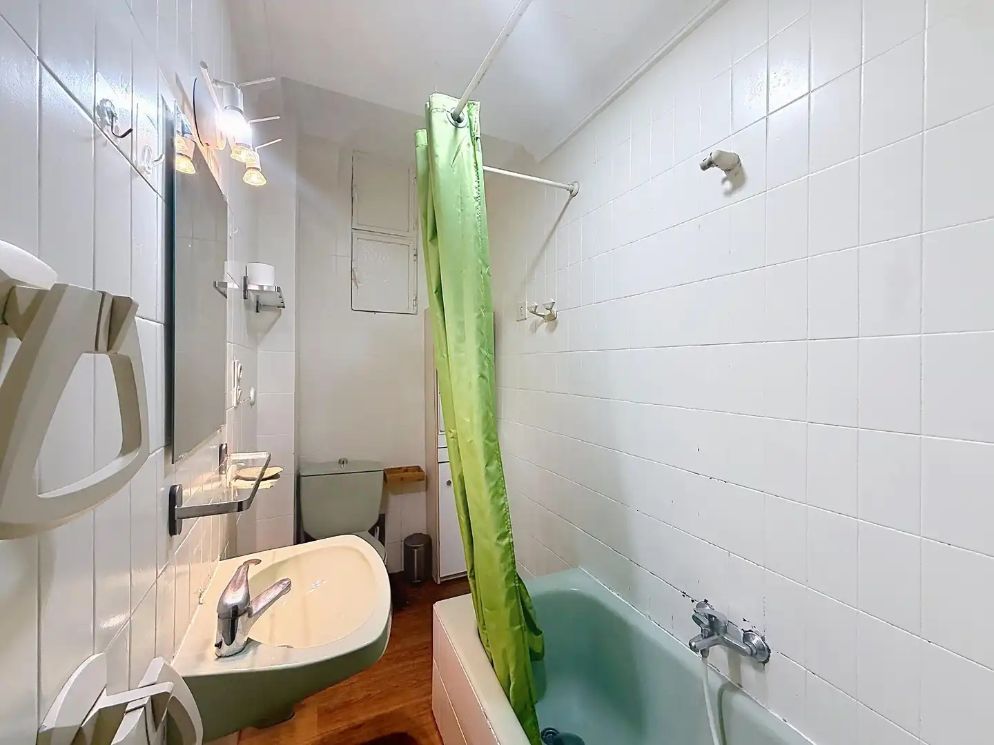 Bathroom of Flat for sale in Sevilla  with Air Conditioner, Terrace and Furnished