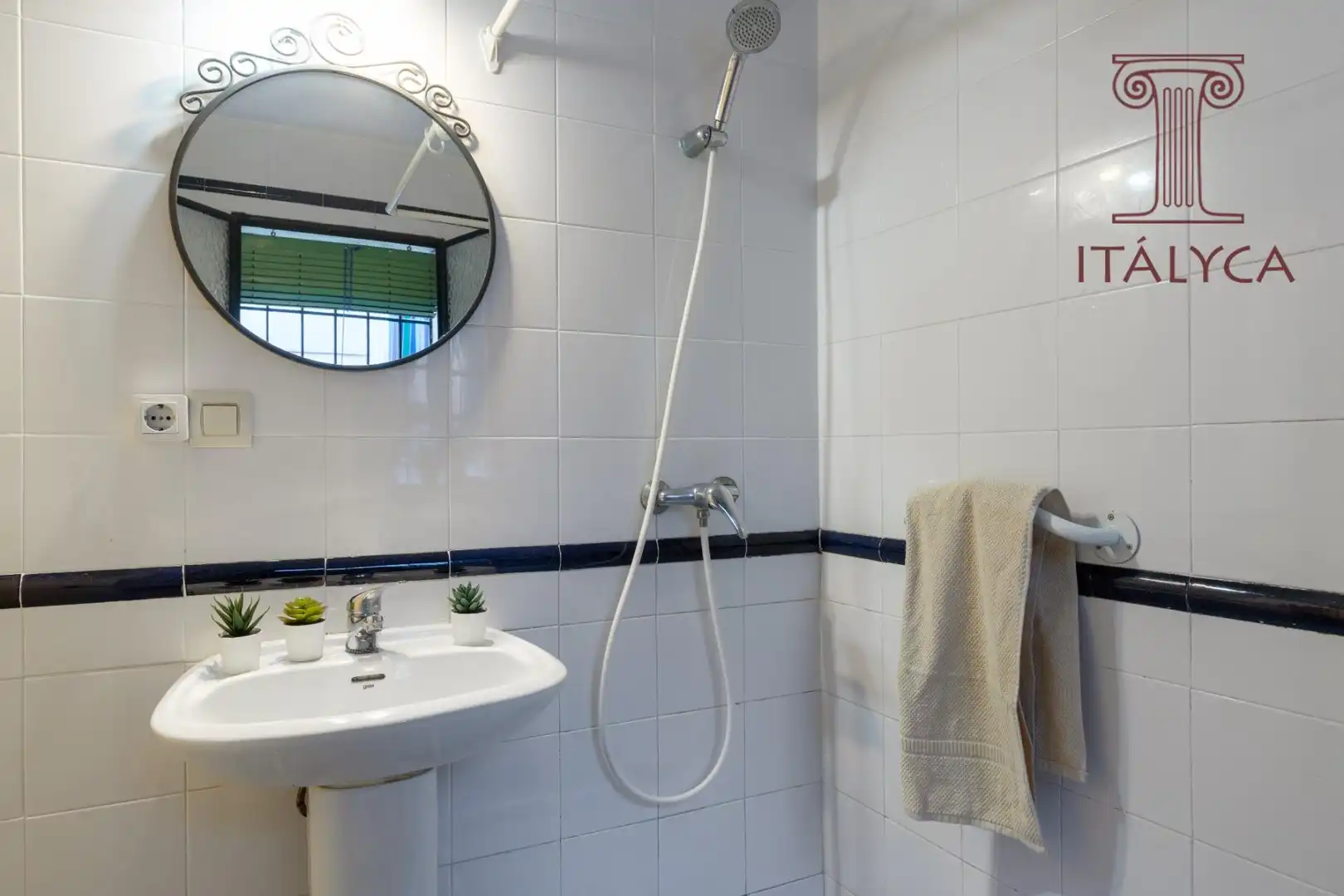 Bathroom of Flat for sale in Sevilla  with Air Conditioner and Terrace