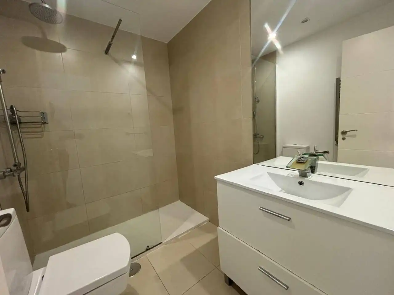 Badezimmer von Dachboden zur Miete in Madrid mit Klimaanlage, Heizung und Parkett