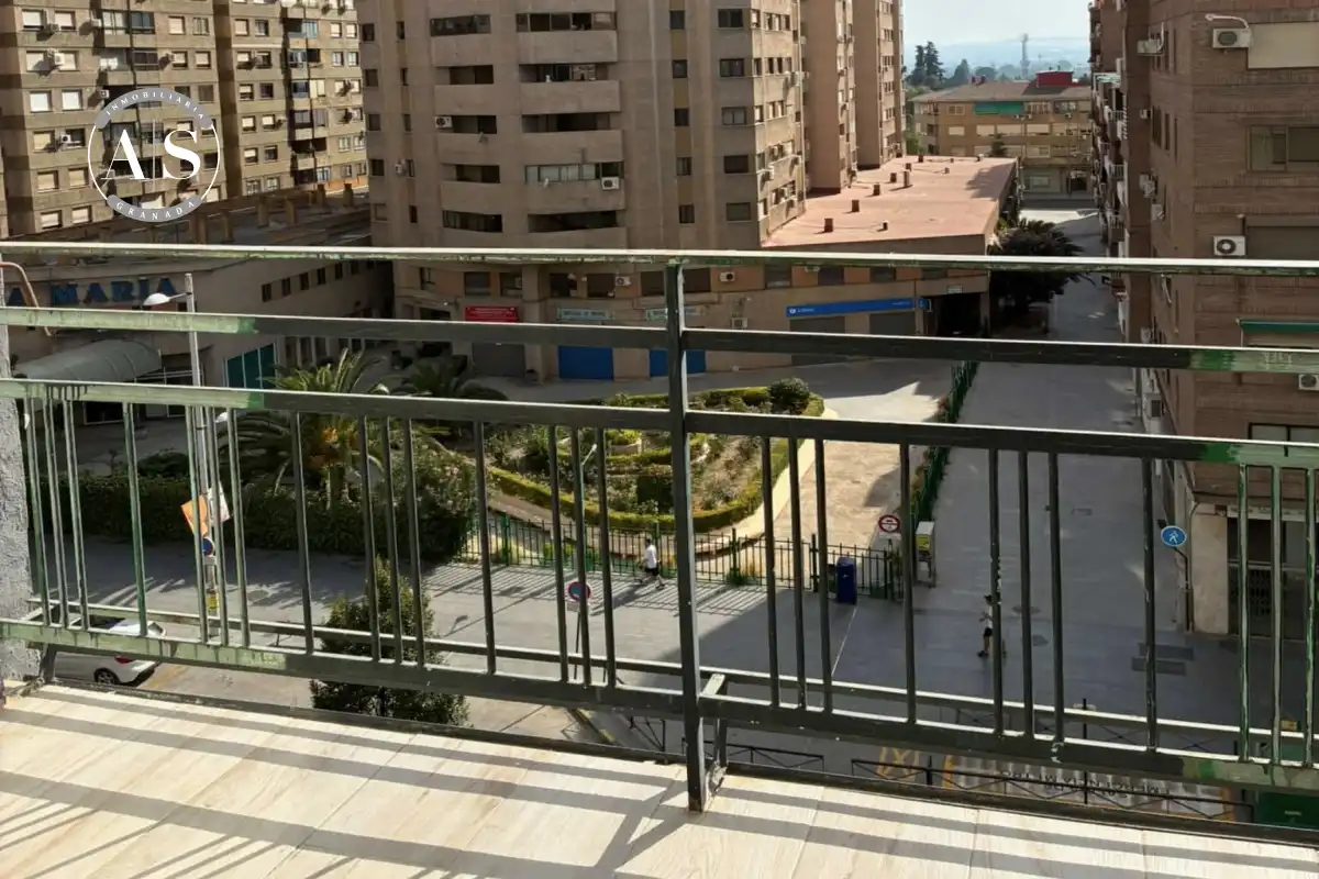 Vista exterior de Piso en venta en Granada con Calefacción