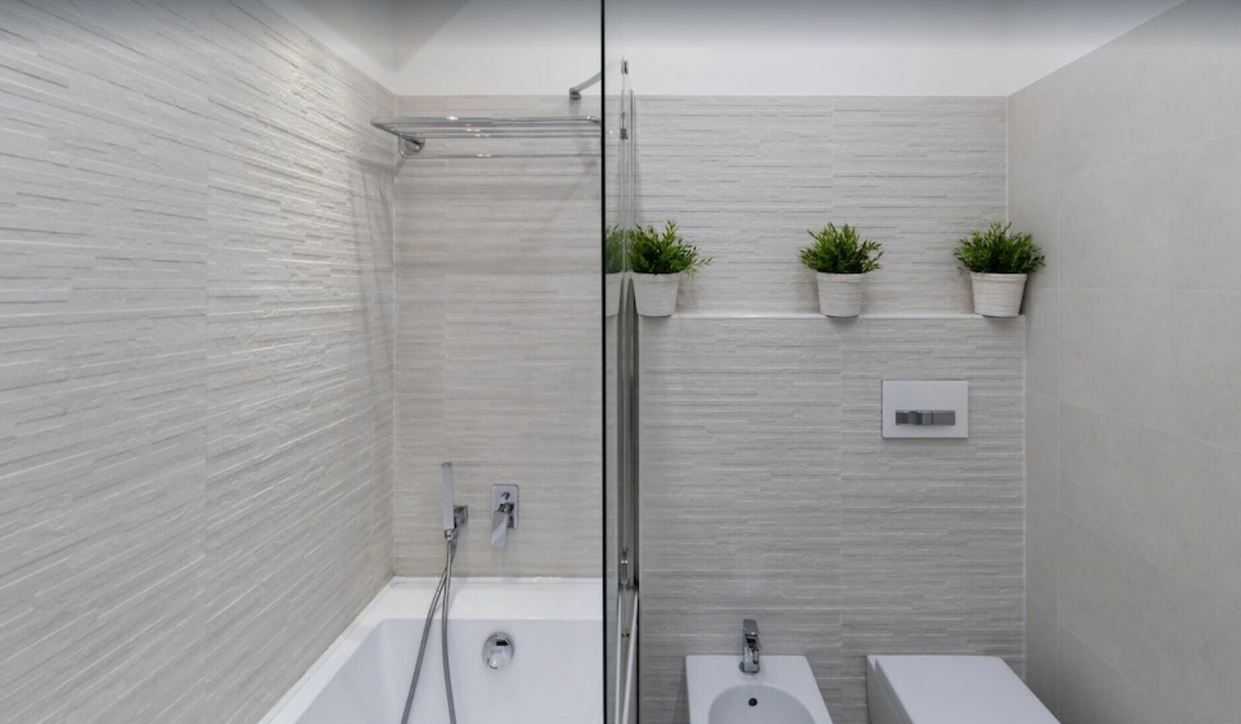 Bany de Pis de lloguer en Reus amb Aire condicionat, Moblat i Balcó