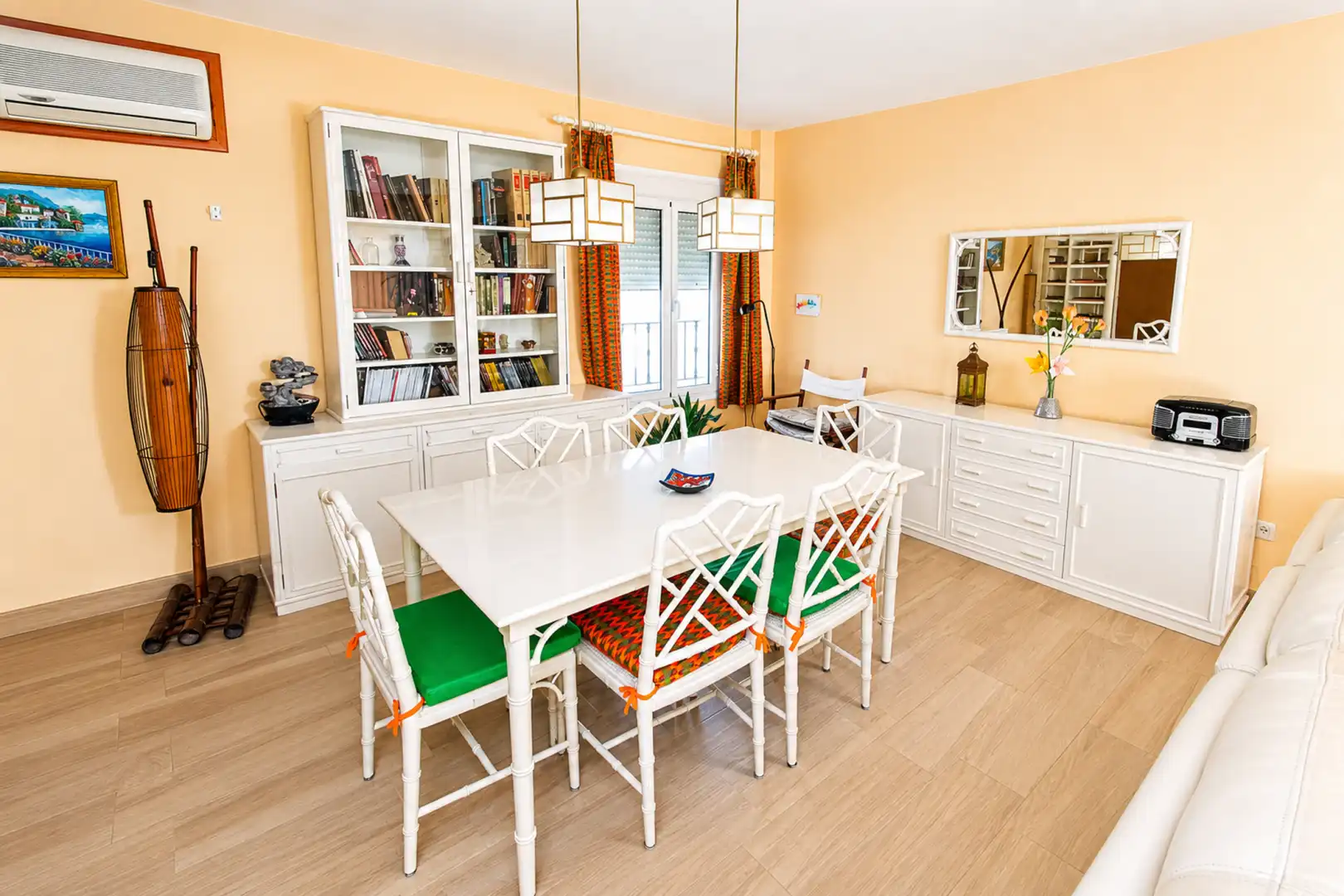 Esszimmer von Dachboden zum Verkauf in Manilva mit Klimaanlage, Terrasse und Schwimmbad