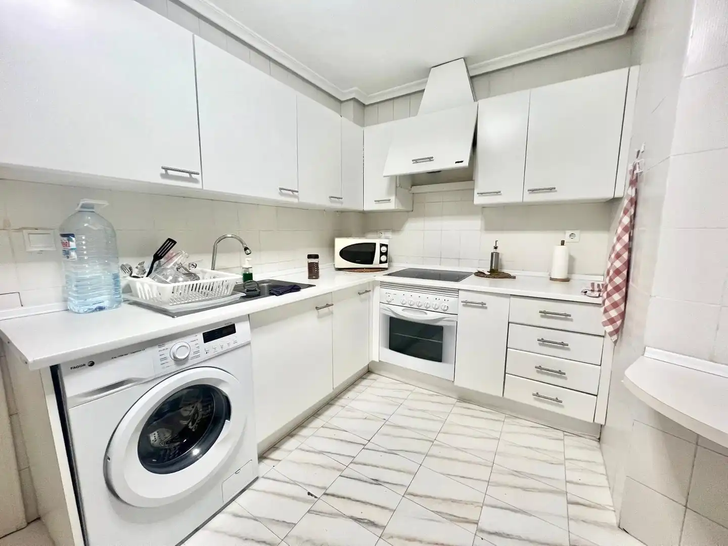 Cocina de Apartamento de alquiler en Torrevieja con Terraza, Amueblado y Lavadora