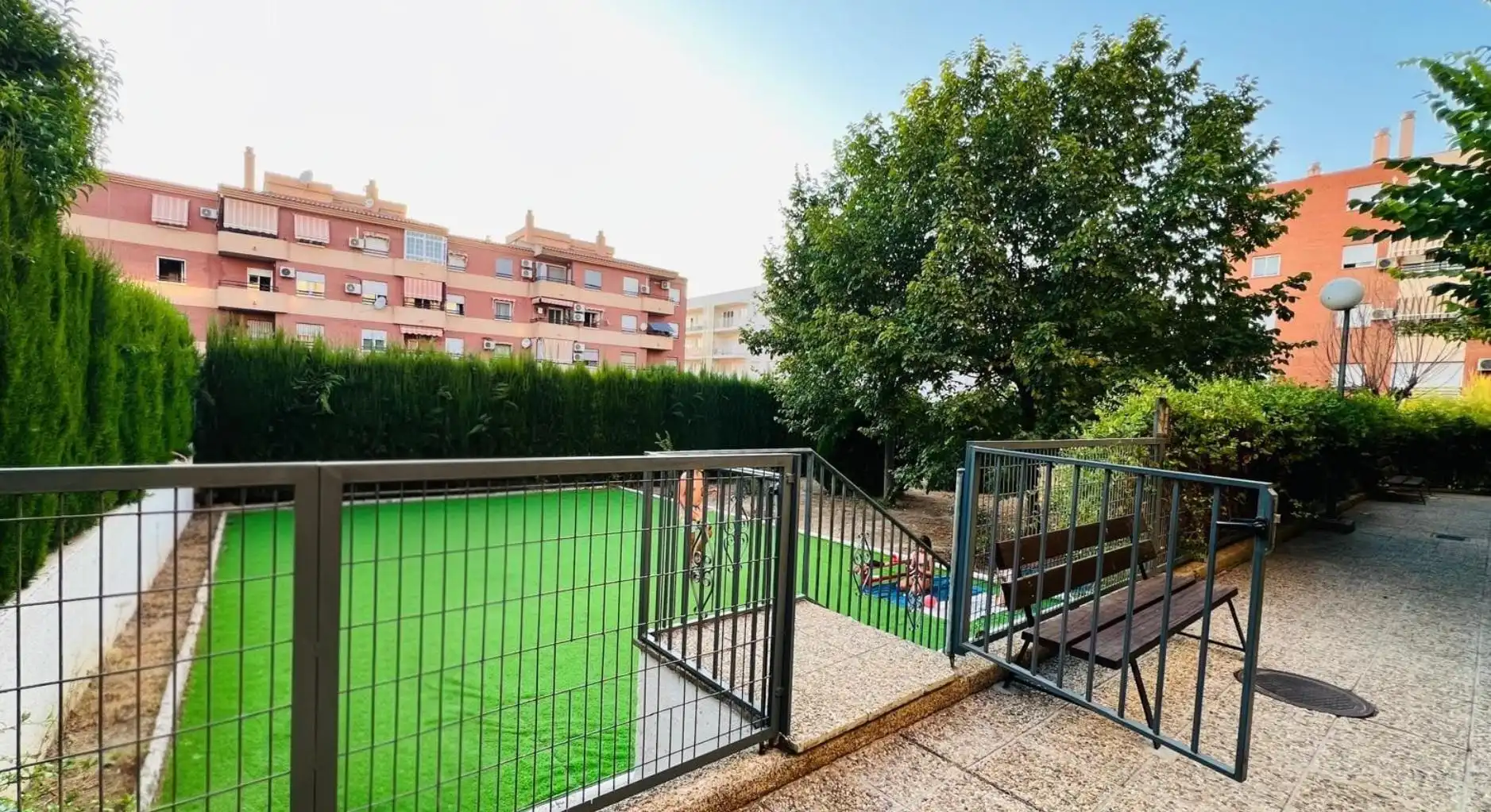 Vista exterior de Pis de lloguer en Granada amb Calefacció, Terrassa i Moblat