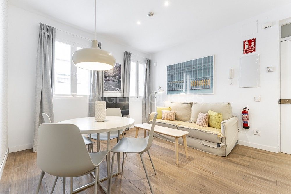 Sala de estar de Apartamento de alquiler en  Madrid Capital con Aire acondicionado, Calefacción y Amueblado