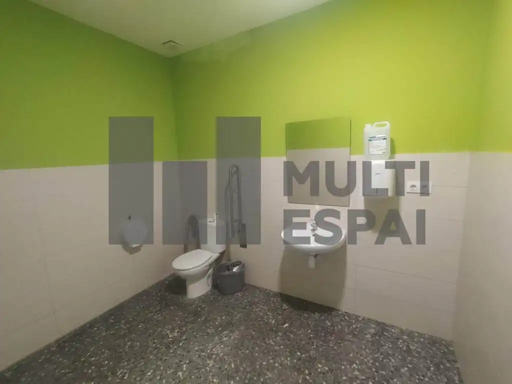Baño de Local de alquiler en Barcelona con Aire acondicionado