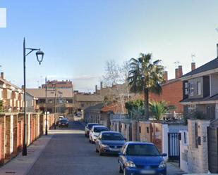 Vista exterior de Casa adosada en venda en Parla amb Jardí privat i Piscina comunitària