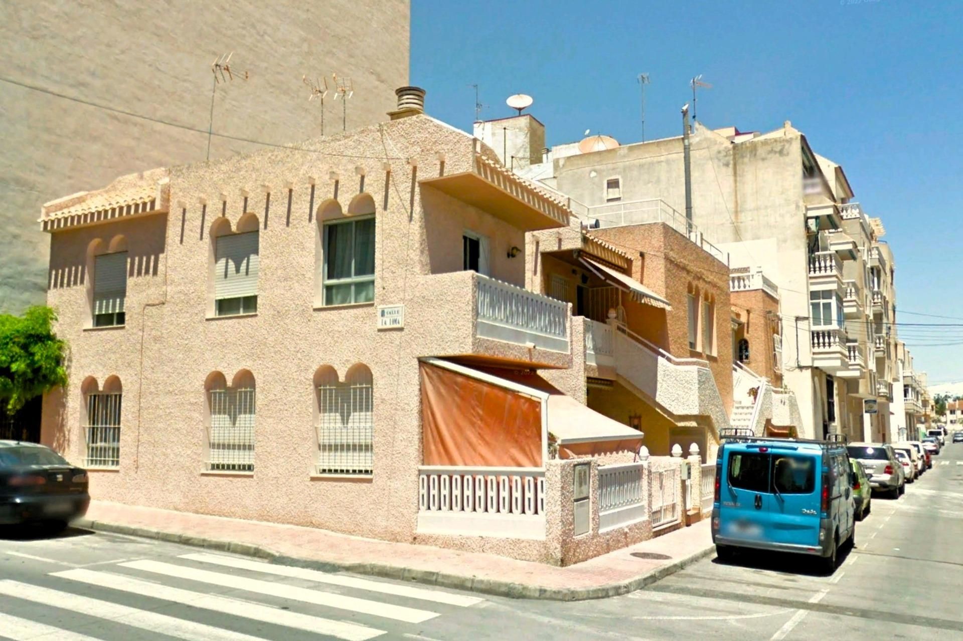 Vista exterior de Casa adosada en venda en Torrevieja amb Aire condicionat, Terrassa i Traster