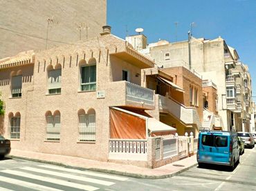 Casa a schiera con balcone in vendita a Calle ARQUITECTO LARRAMENDI 9