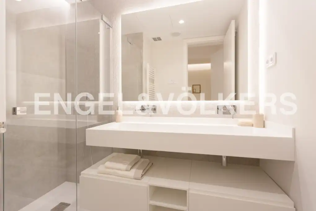 Bathroom of Flat for sale in Madrid  with Heating and Terrace