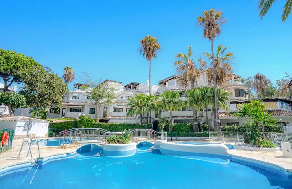 Vista exterior de Apartamento en venta en Marbella con Aire acondicionado, Terraza y Piscina