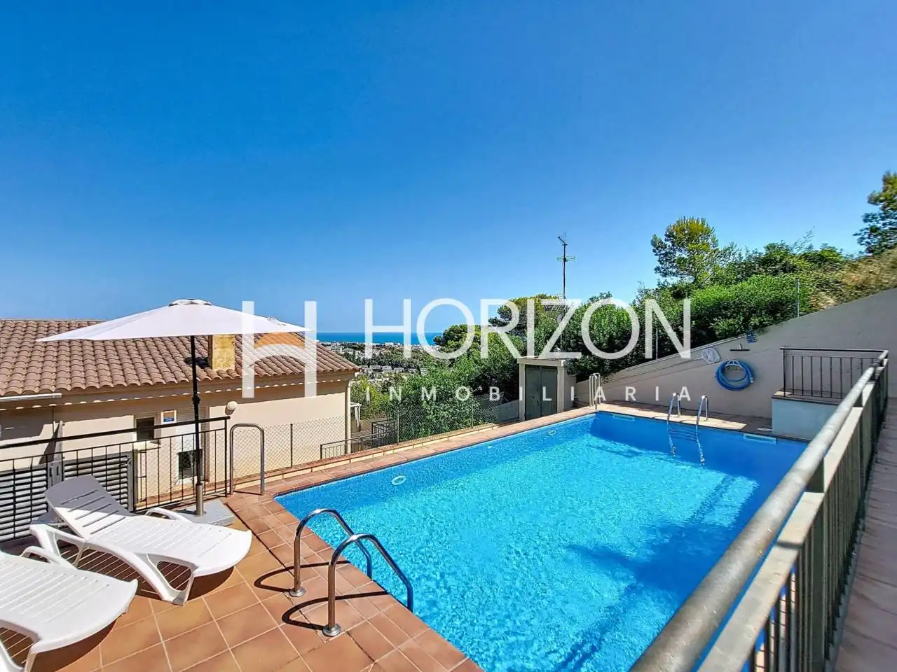 Casa aparellada amb piscina en venda a Avenida Inglaterra, imagen 5