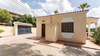 Vista exterior de Casa o xalet en venda en Marbella amb Aire condicionat i Piscina