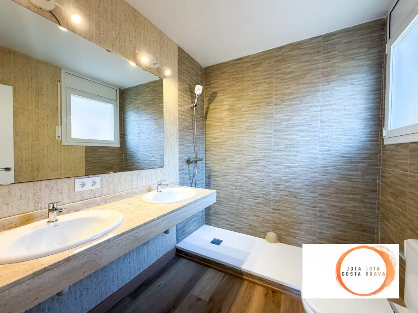 Badezimmer von Einfamilien-Reihenhaus zum Verkauf in Tordera mit Heizung, Privatgarten und Parkett