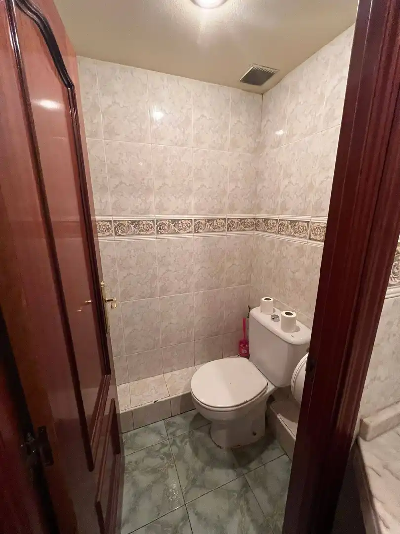 Baño de Local en venta en Madrid con Aire acondicionado y Amueblado