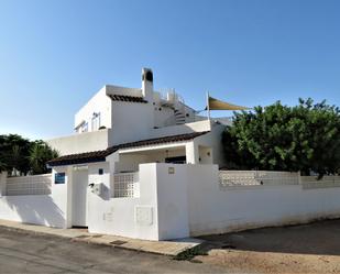 Vista exterior de Casa o xalet en venda en Níjar amb Aire condicionat, Jardí privat i Terrassa