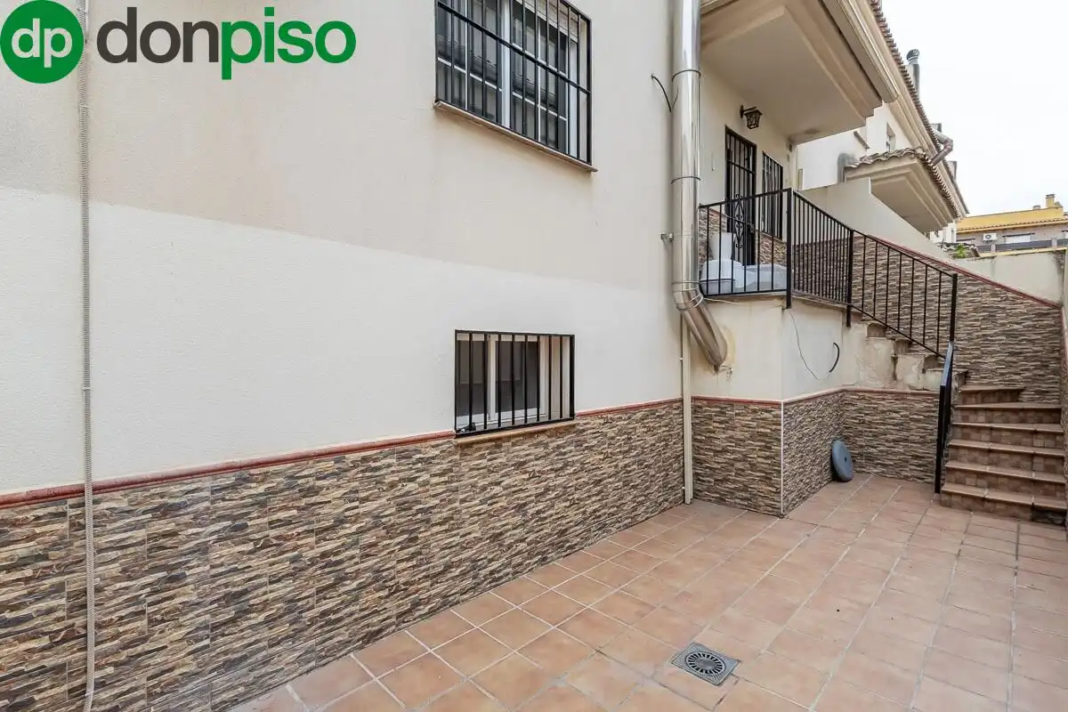 Vista exterior de Casa adosada en venta en Churriana de la Vega con Aire acondicionado, Jardín privado y Terraza