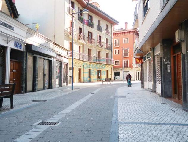Local comercial en Alquiler en Vicente Elizegi Kalea en Erialdea / Centro