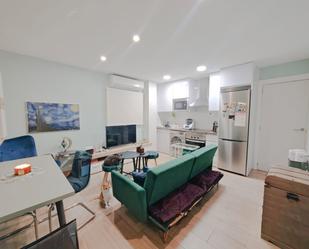 Sala d'estar de Apartament en venda en  Madrid Capital amb Aire condicionat, Calefacció i Moblat