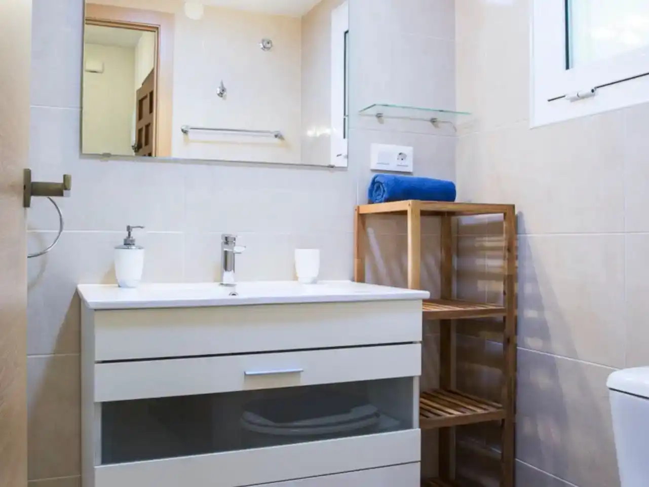 Badezimmer von Wohnung zur Miete in Benidorm mit Klimaanlage, Schwimmbad und Balkon