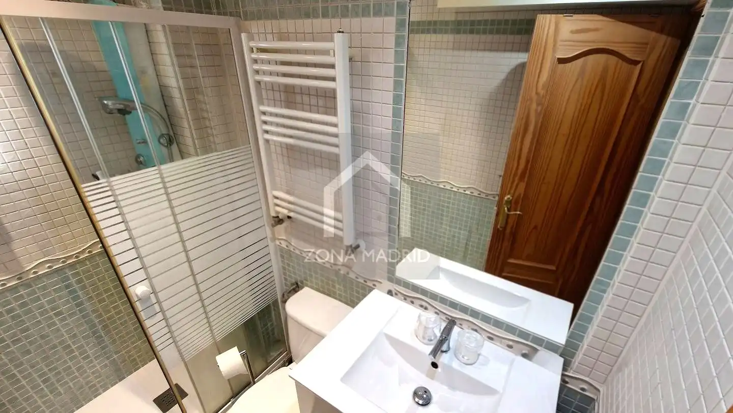Bathroom of Flat for sale in Madrid  with Air Conditioner and Terrace