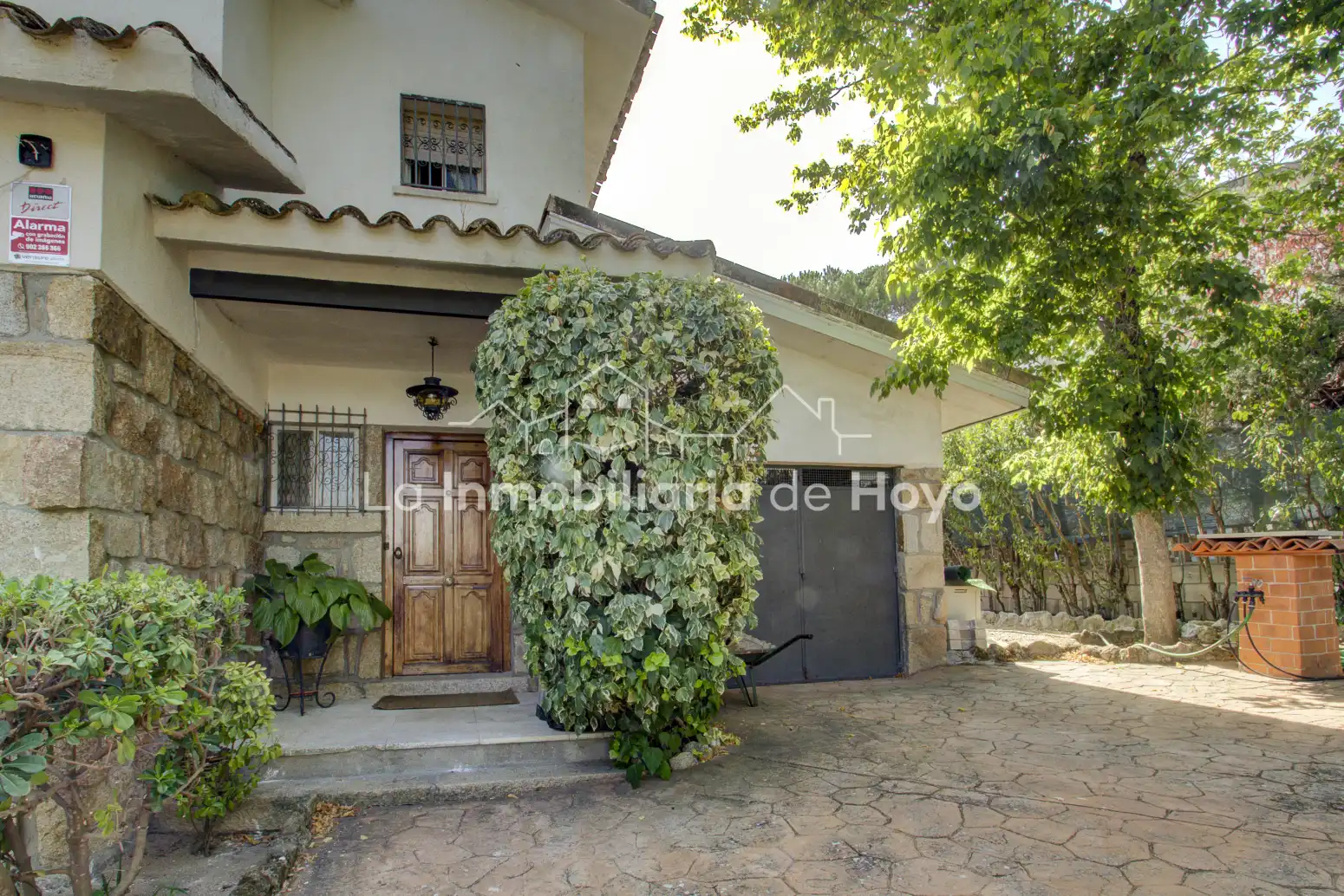 Vista exterior de Casa o xalet en venda en Hoyo de Manzanares amb Calefacció, Jardí privat i Terrassa