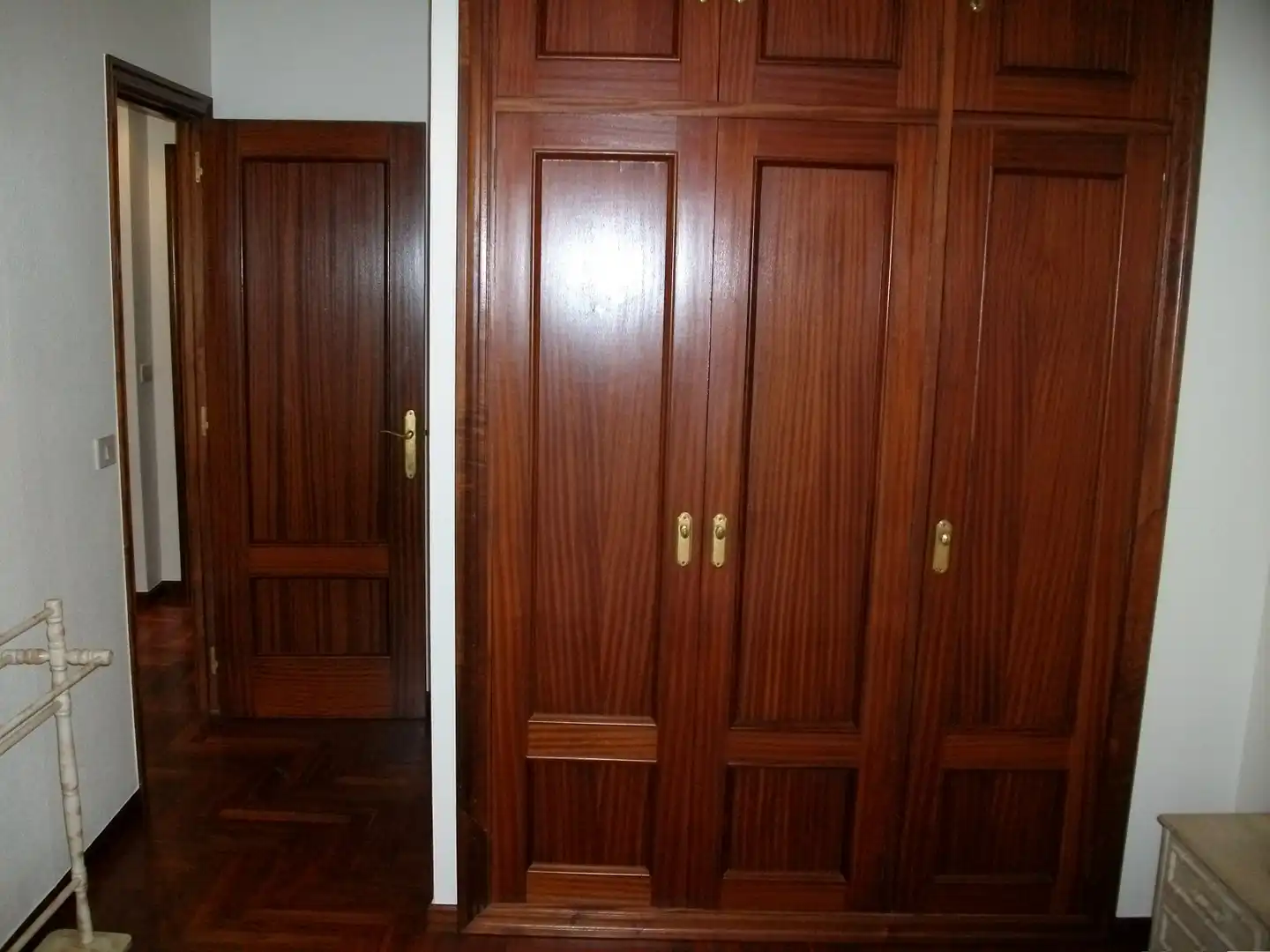 Dormitori de Apartament en venda en Pontevedra Capital  amb Calefacció, Parquet i Moblat